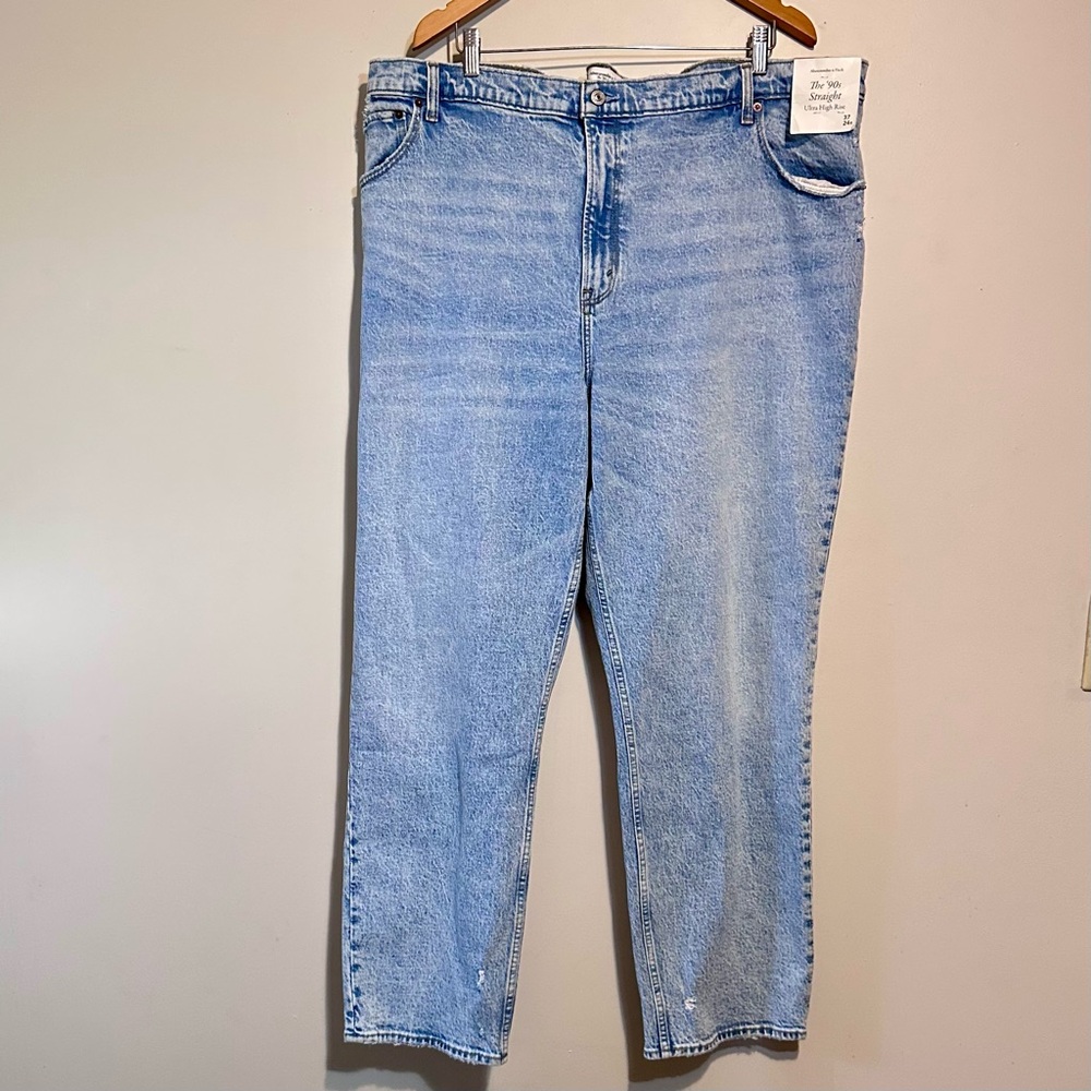 NWT Abercrombie & Fitch 90’s Straight Ultra High Rise Jean in 24” by 37”